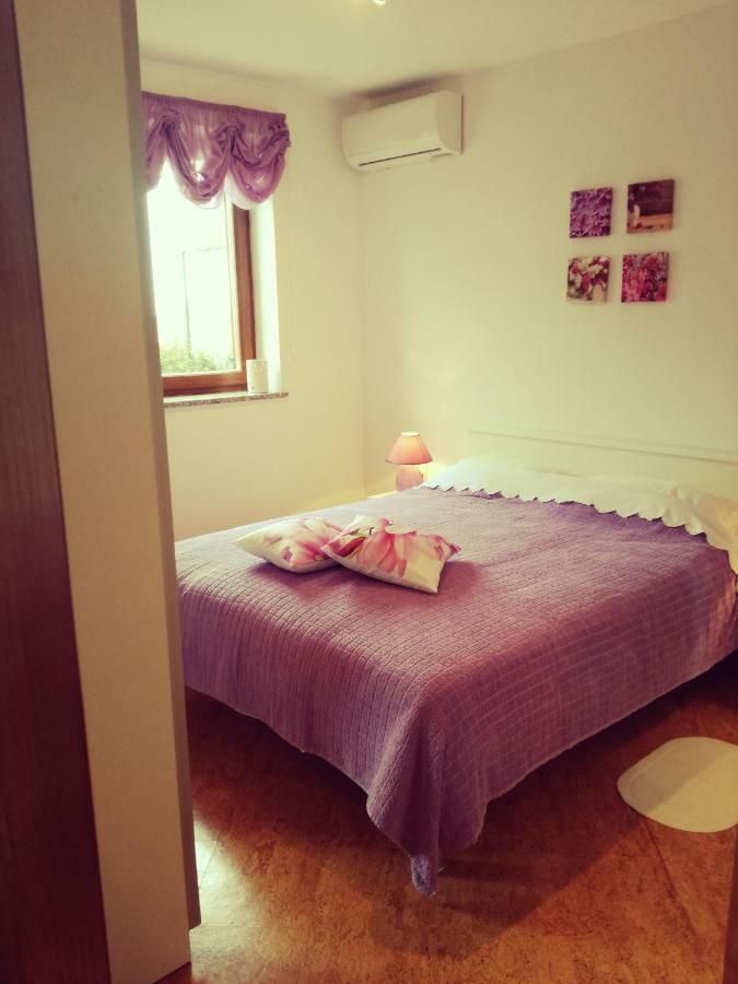 Kris With Private Entrance & Private Bathroom Vilanija